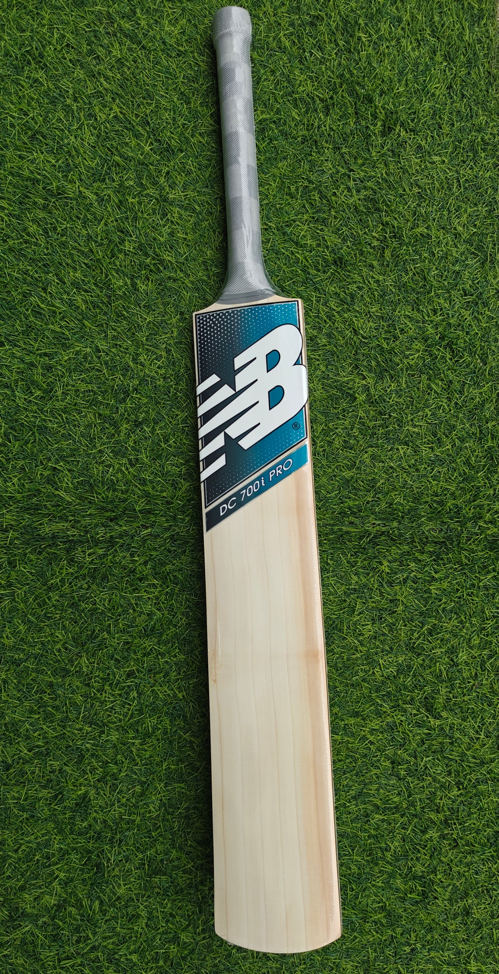 NB DC 700i PRO English Willow Cricket Bat-SH