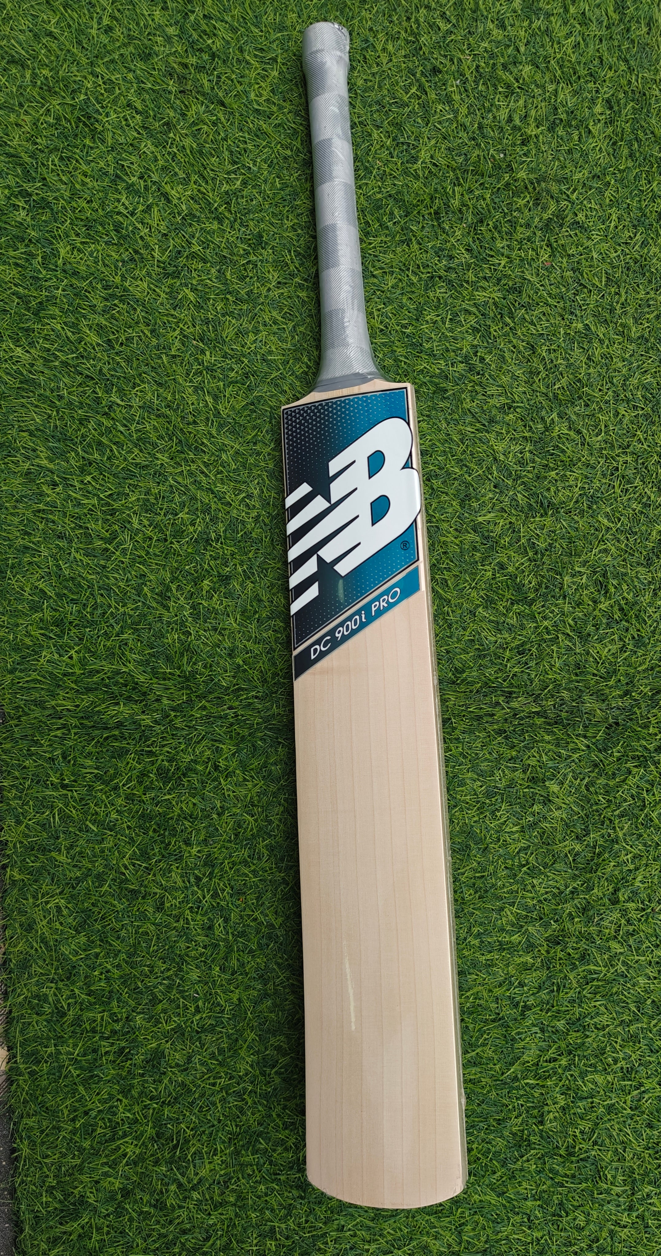 NB DC 900i PRO ENGLISH WILLOW CRICKET BAT-SH